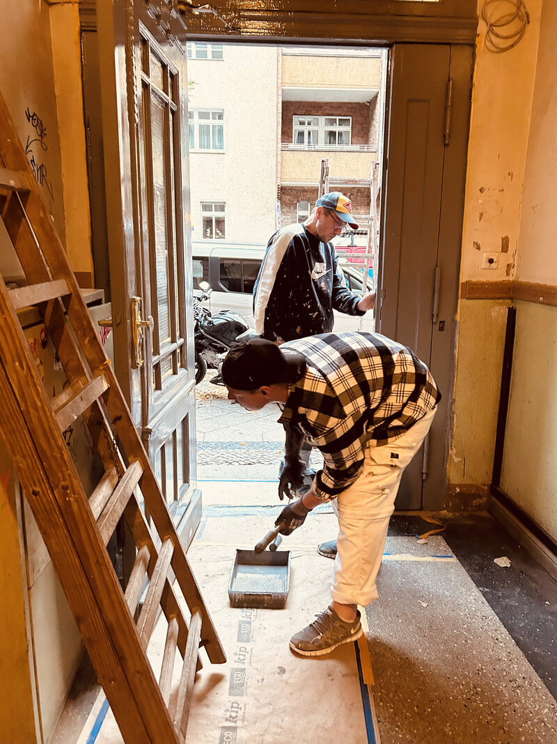 Robin Rieger bei Malerarbeiten auf einer Baustelle